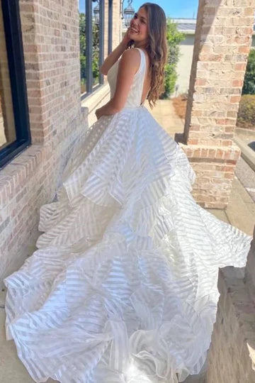 Vestido de novia de rayas con escote en V profundo y espalda descubierta